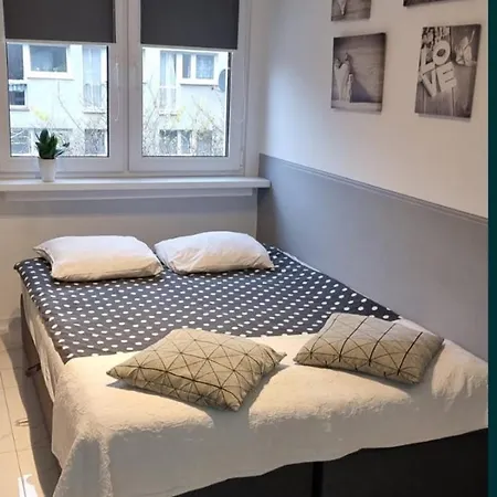 Nighthost Robotnicza 32 M248 Free Parking Wrocław