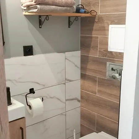 Nighthost Robotnicza 32 M248 Free Parking * فروتسواف